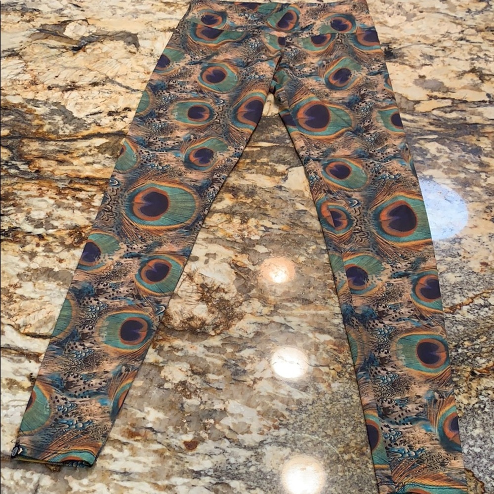 Onzie peacock leggings in size s/m